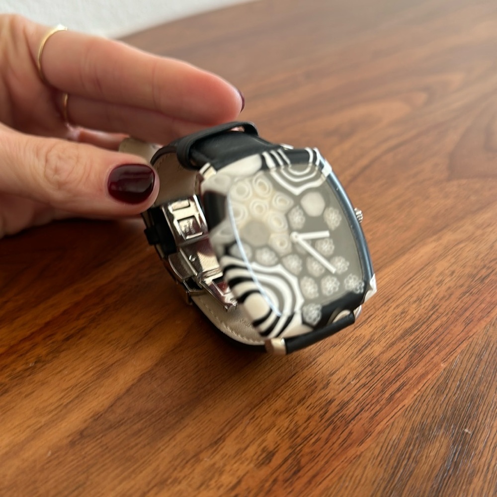 Yunik black and white watch